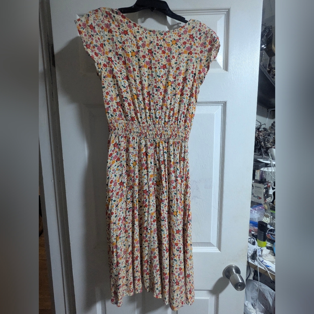 Chic Floral Midi Dress - Picture 2 of 5